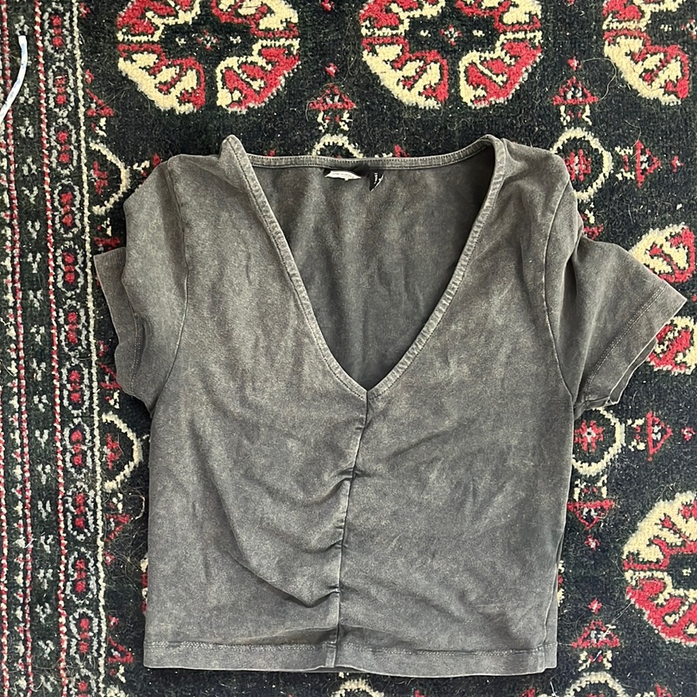 gray t shirt